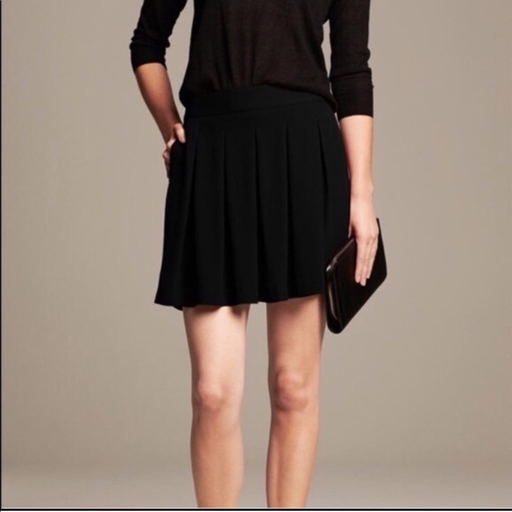 NWOT Banana Republic Black Pleated Mini Skirt